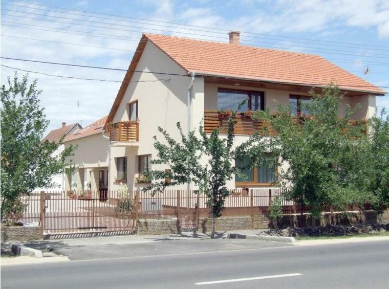 Hajdúszoboszló Aura Vendeghaz酒店 外观 照片